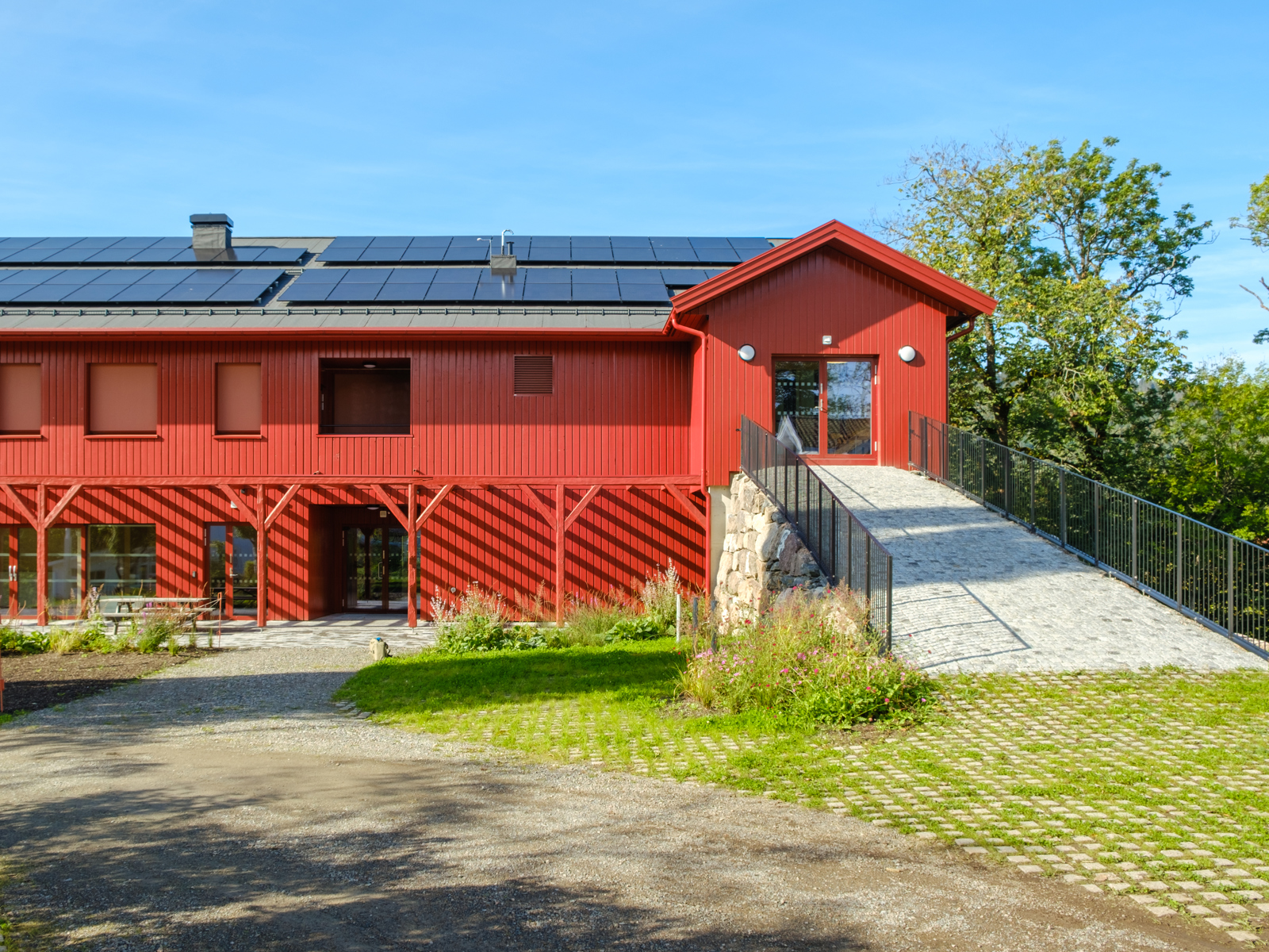 Foto av ombygd rød låve.