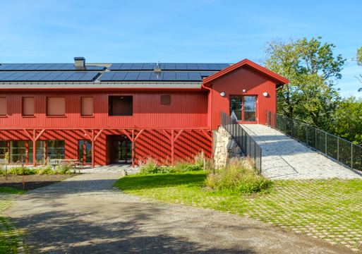 Foto av ombygd rød låve.