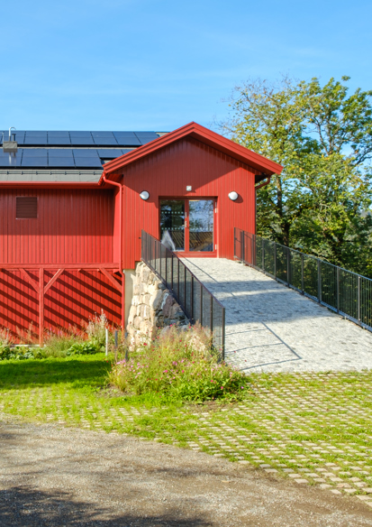 Foto av ombygd rød låve.