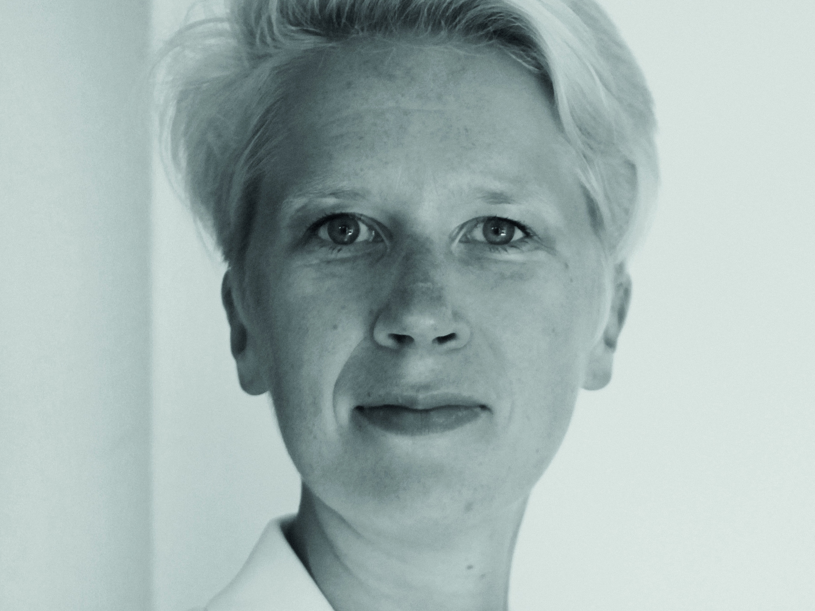 Portrettbilde av Mari Skogland, i svart hvitt. Foto.