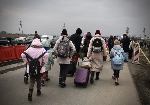 Flyktninger med ryggen til som har med seg bagasje
