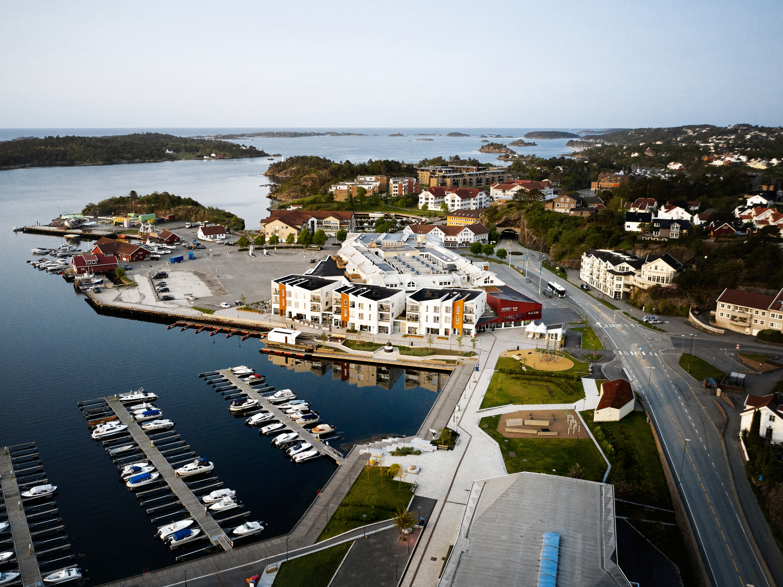 Oversiktsfoto av havneområde med Oddensenteret og småbåter langs kaia.