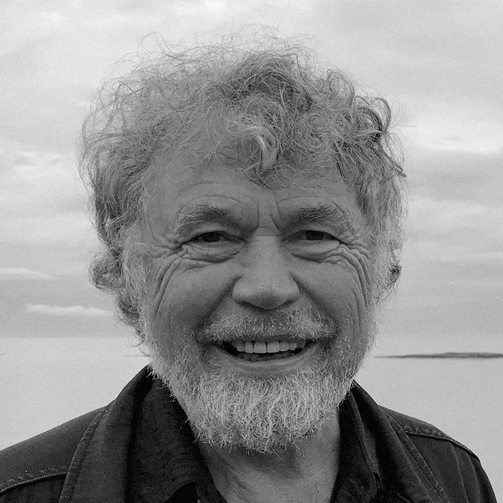 Portrett foto av Rolf Groven i svart hvitt.
