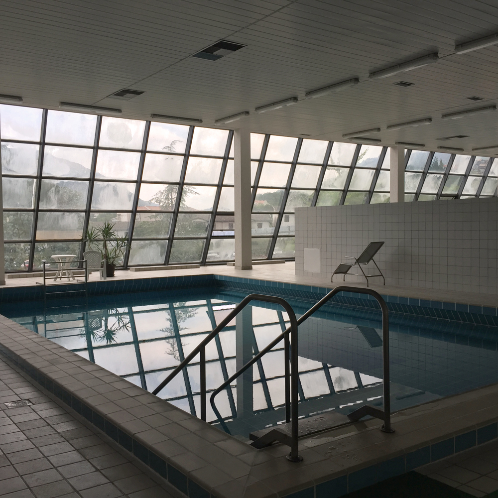 Badebasseng med vindu langs veggene. Foto.