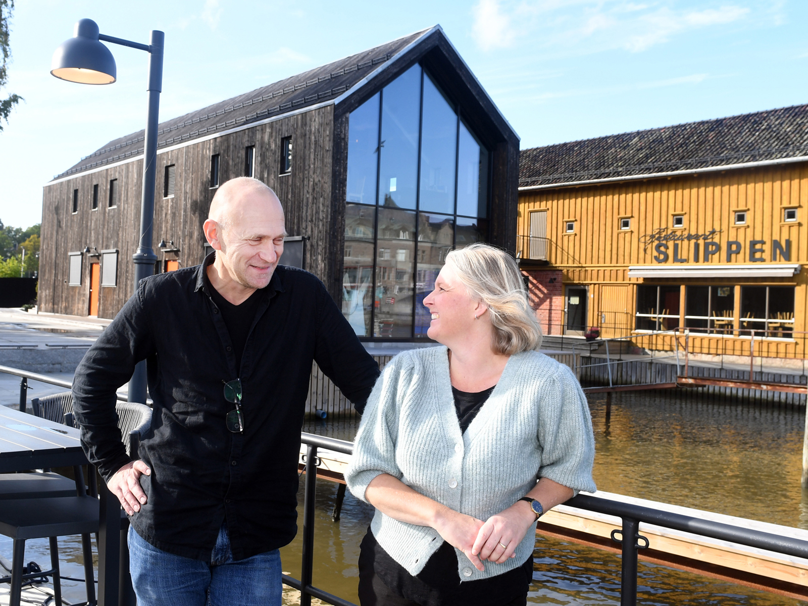 Pernille Kolstad Heen og Markus Linge foran Slippen bakeri i Fredrikstad. Foto. 