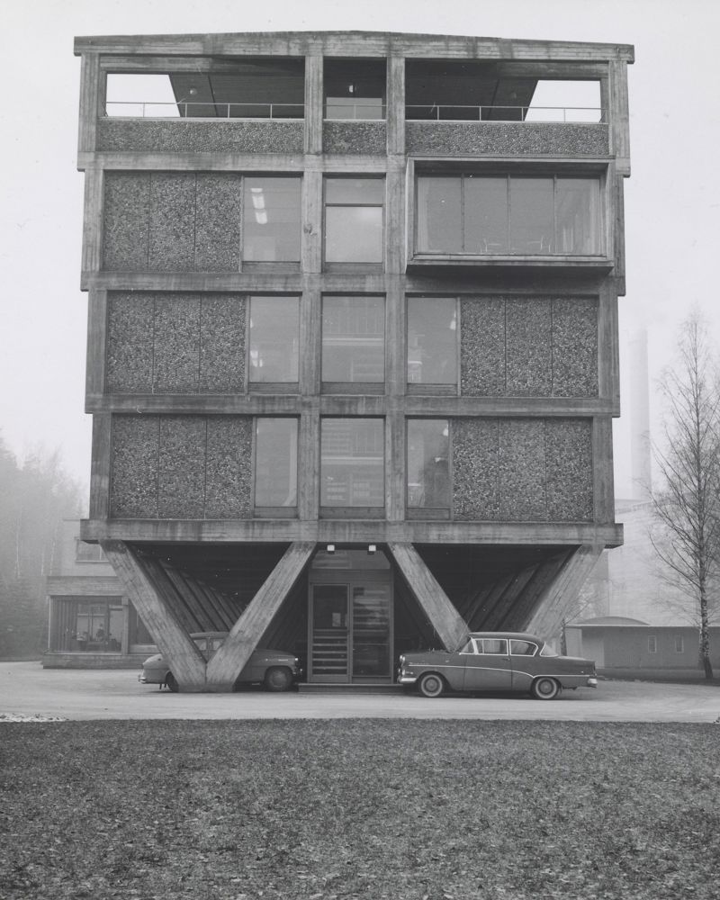 Svart-hvitt foto fra 1961 som viser fasaden av Dalen Portland Cementfabrikk. Fasaden er i betong og viser tydelig konstruksjonen av bygget