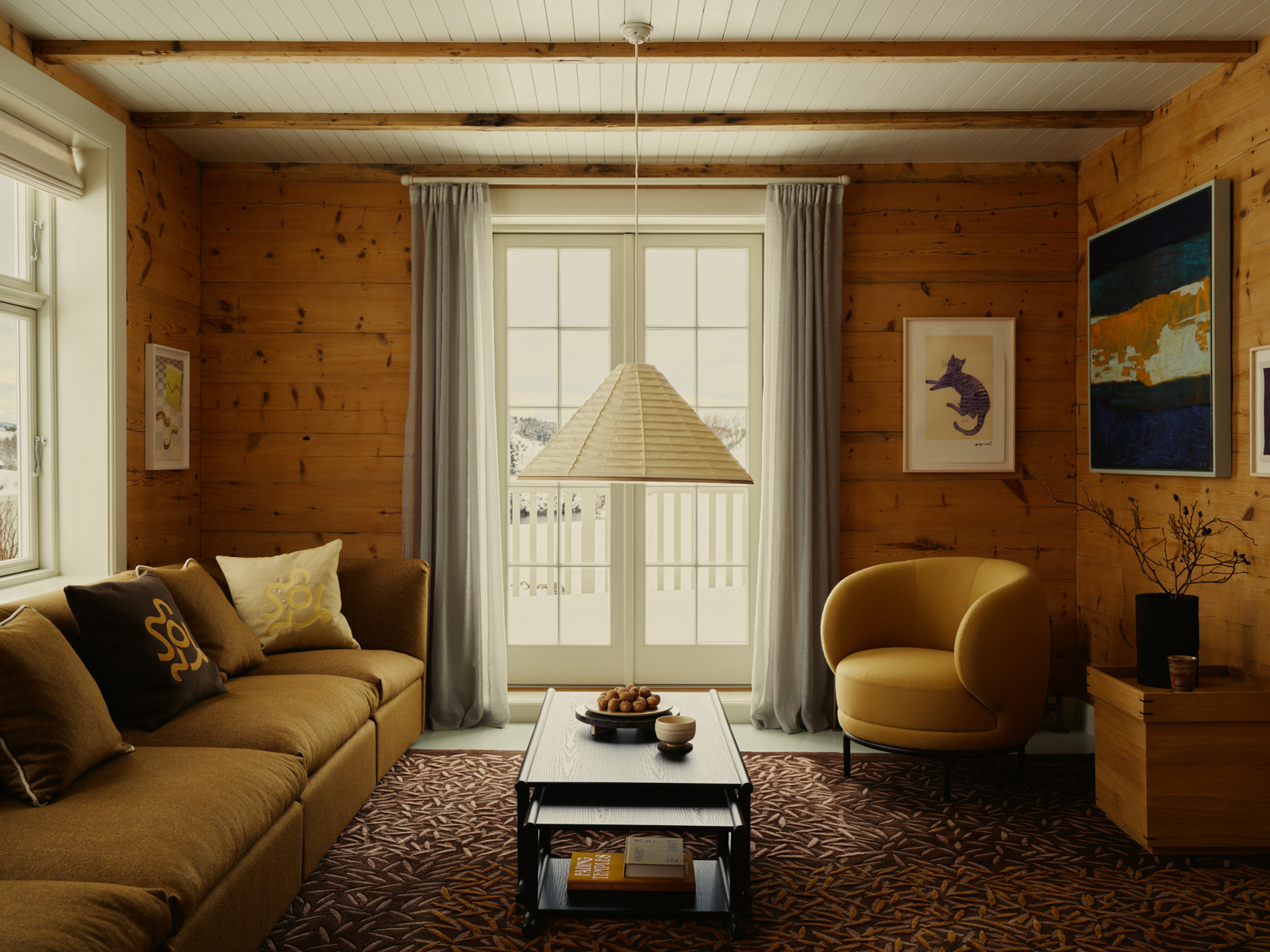 Interiør foto av en stue med varme farger.