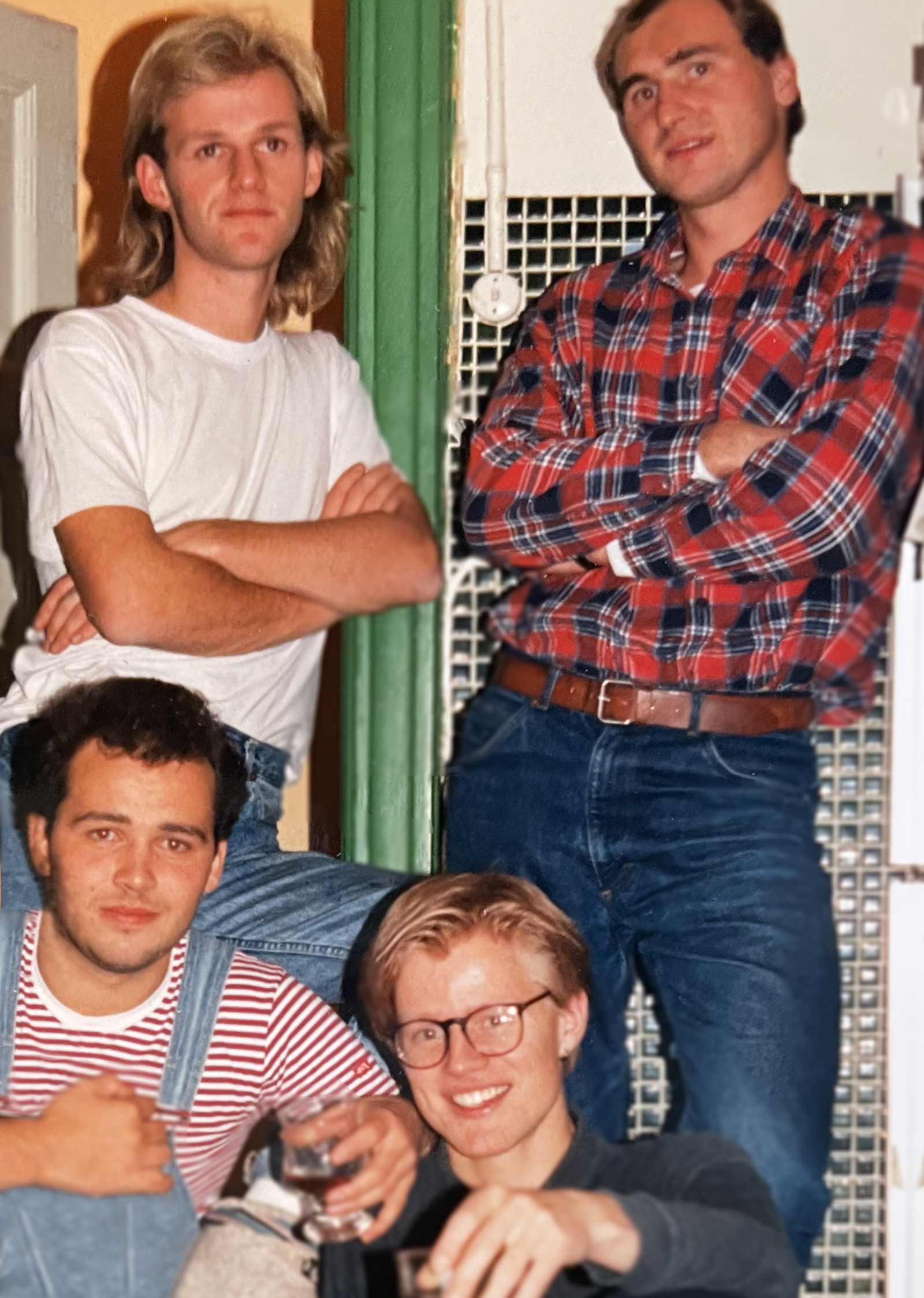 Foto av fire unge menn, to sitter og to står.