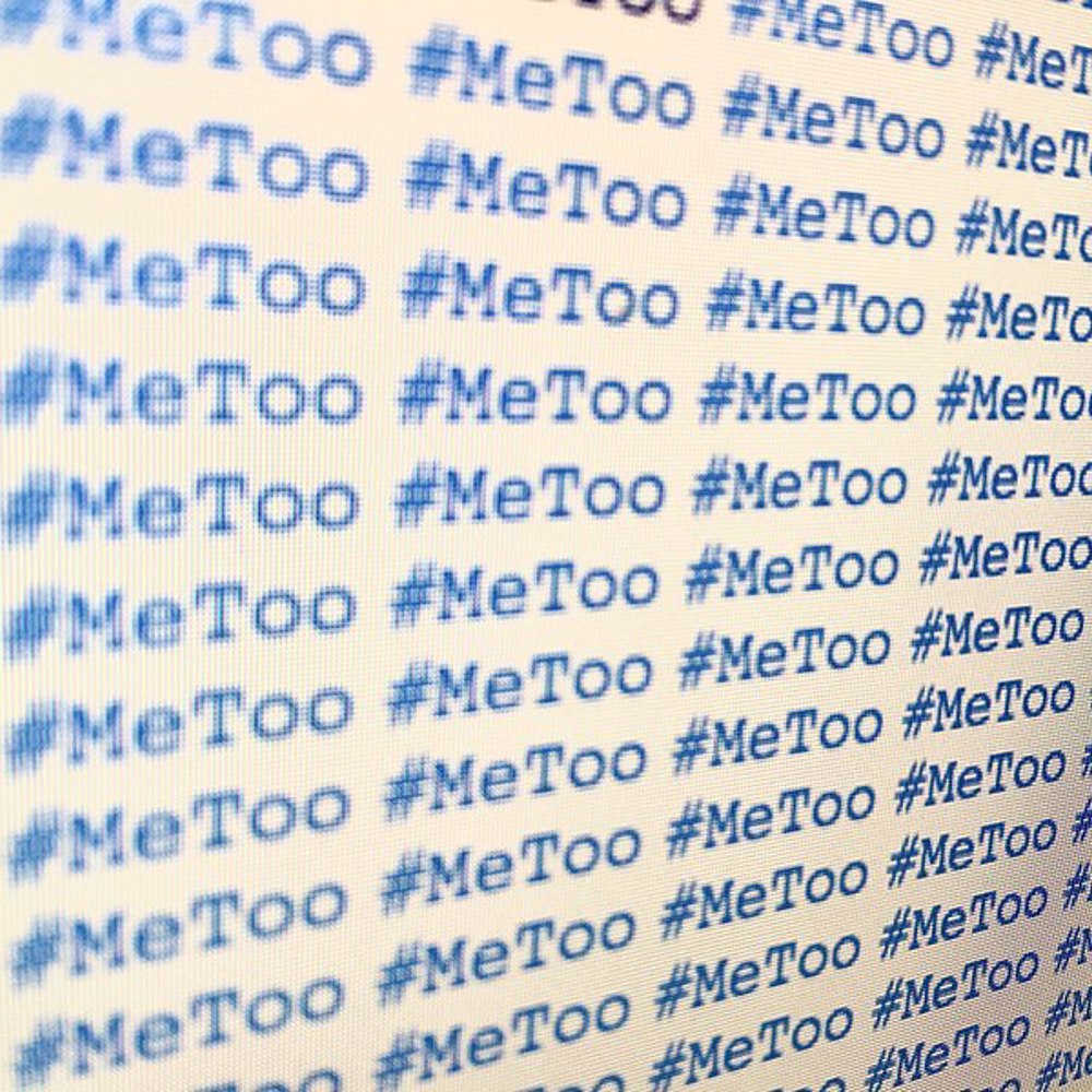 Foto av en dataskjerm der #metoo er kopiert opp mange ganger