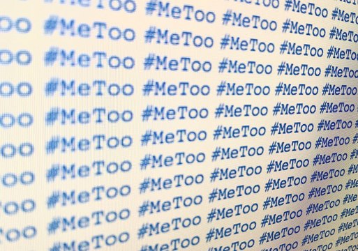 Foto av en dataskjerm der #metoo er kopiert opp mange ganger