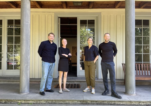 Foto av Eirik Eliassen, Hanna Birkeland Bergh, Siri Jæger Brudvik, og Espen R. Heggertveit foran inngangen til Arkitektenes hus i Oslo. Oslo arkitektforening har fått forsterkninger. Her Eirik Eliassen (t.v.), ny kommunikasjonsansvarlig; Hanna Birkeland Bergh, ny leder i programkomiteen; Siri Jæger Brudvik, OAF-leder og Espen R. Heggertveit, ny koordinator.