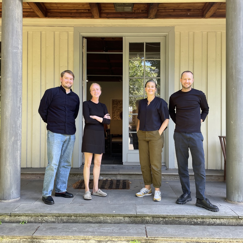 Foto av Eirik Eliassen, Hanna Birkeland Bergh, Siri Jæger Brudvik, og Espen R. Heggertveit foran inngangen til Arkitektenes hus i Oslo. Oslo arkitektforening har fått forsterkninger. Her Eirik Eliassen (t.v.), ny kommunikasjonsansvarlig; Hanna Birkeland Bergh, ny leder i programkomiteen; Siri Jæger Brudvik, OAF-leder og Espen R. Heggertveit, ny koordinator.