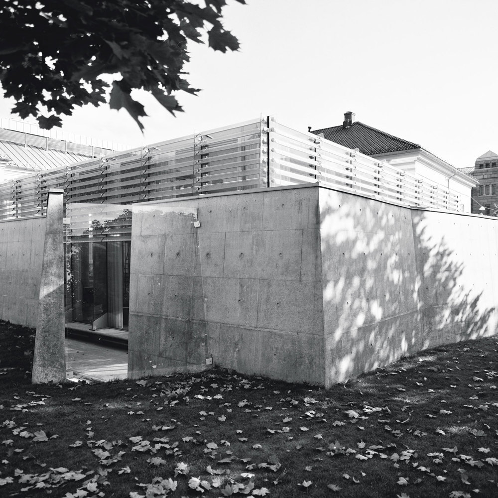 Foto av arkitekturmuseet på bankplassen i Oslo, svart hvitt bilde.
