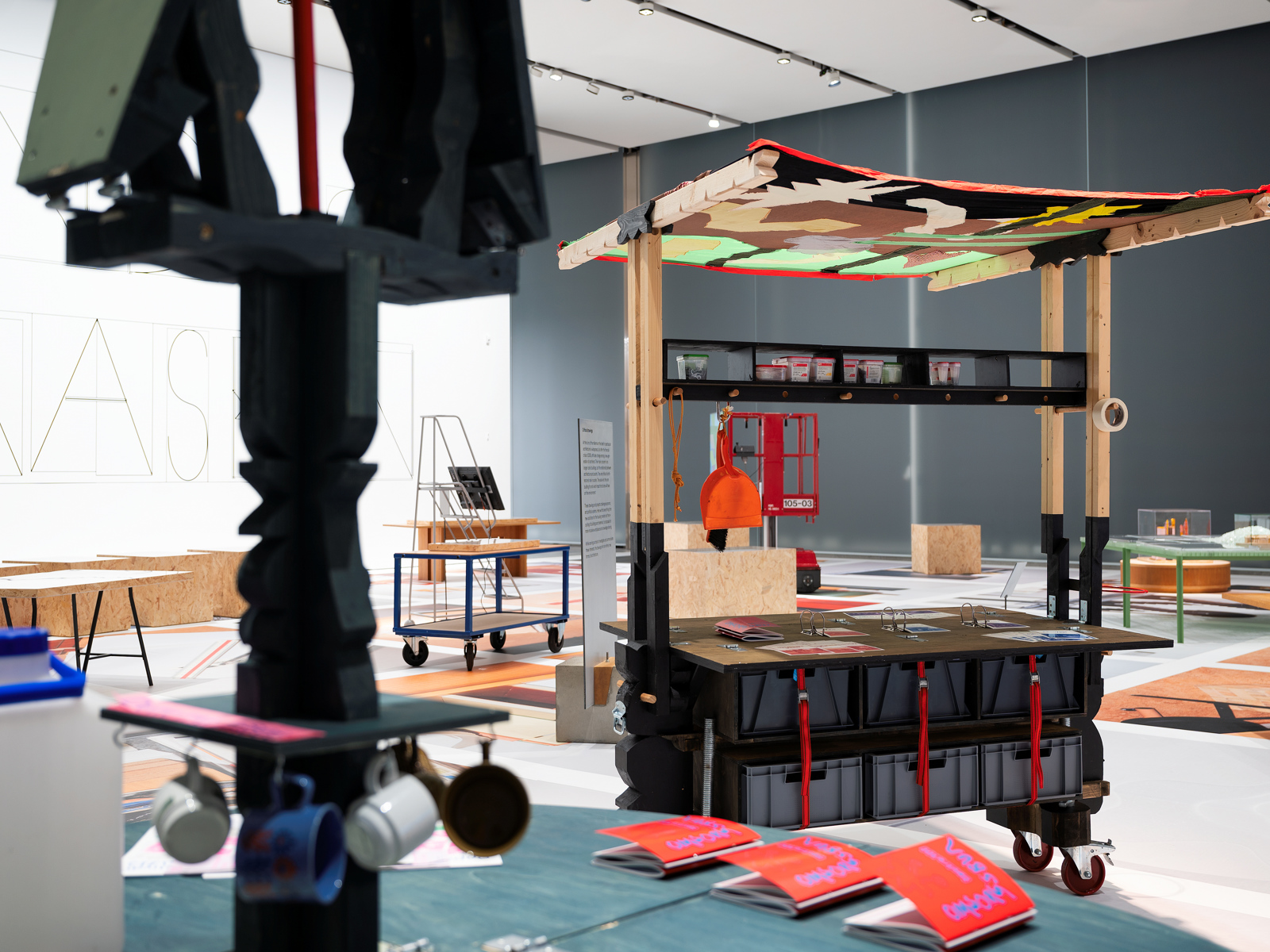 Foto av utstilling med ulike gjenstander plasser rundt i et stort rom.