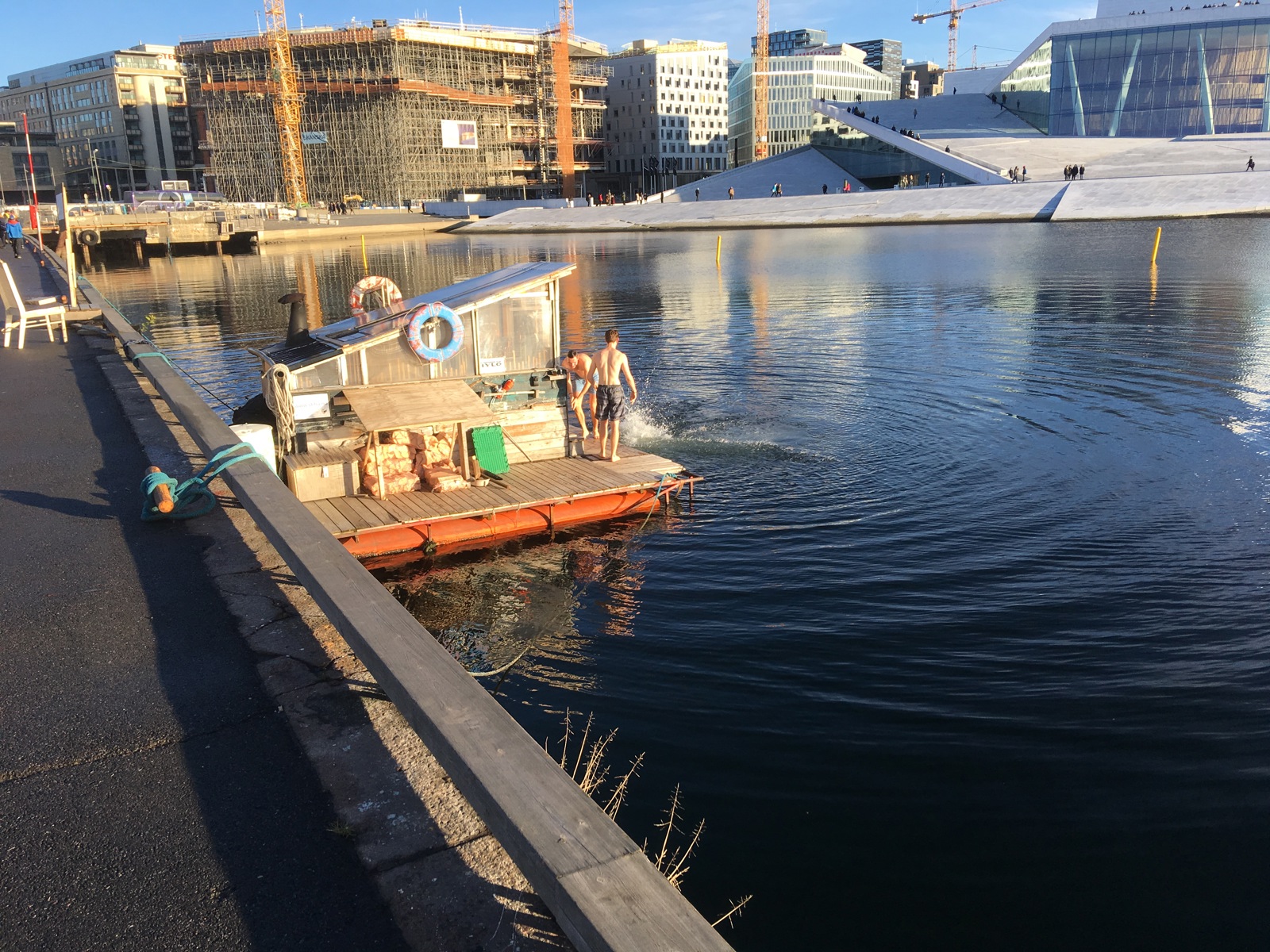 Bading I Bjørvika. Foto.