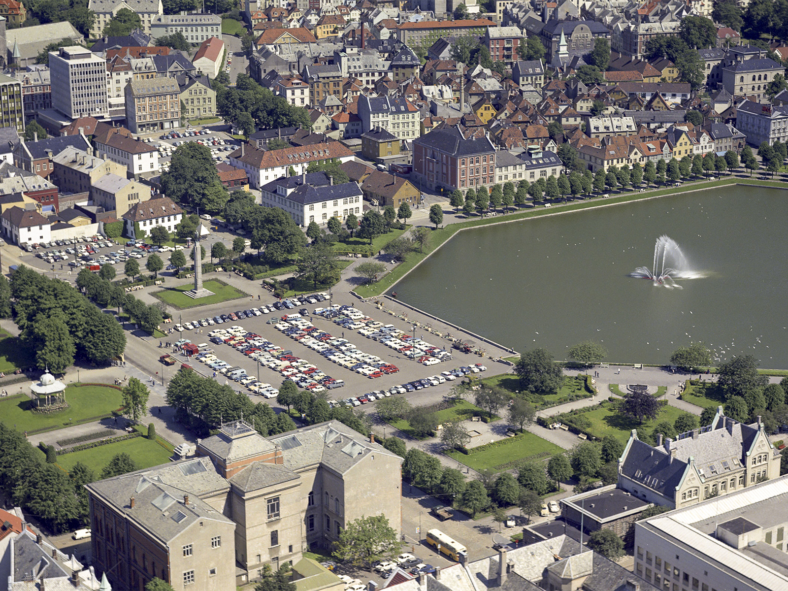 Bilde av Festplassen Bergen med biler i 1966