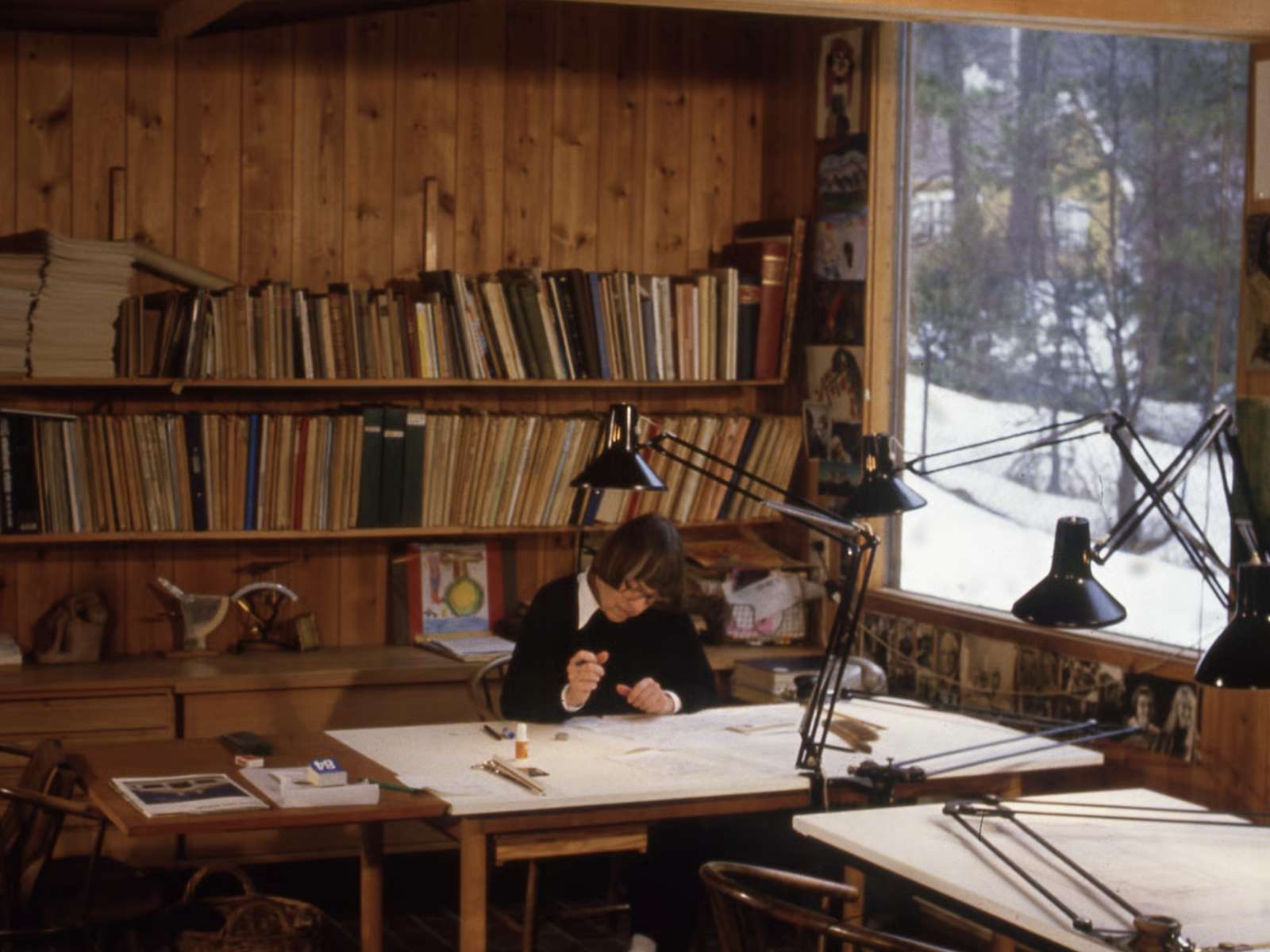 Wenche Selmer ved tegnebordet i hjemmet sitt i Trosterudstien, 1972.