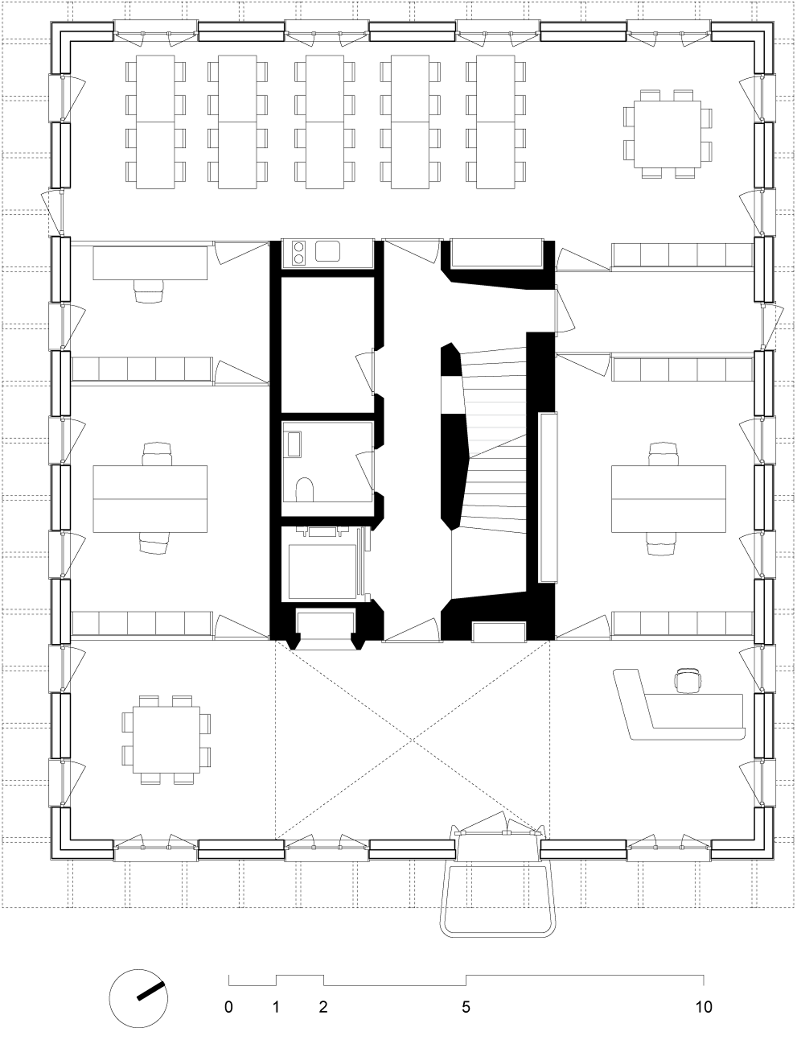 Første etasje plan av kontorbygg. Arkitekt tegning.