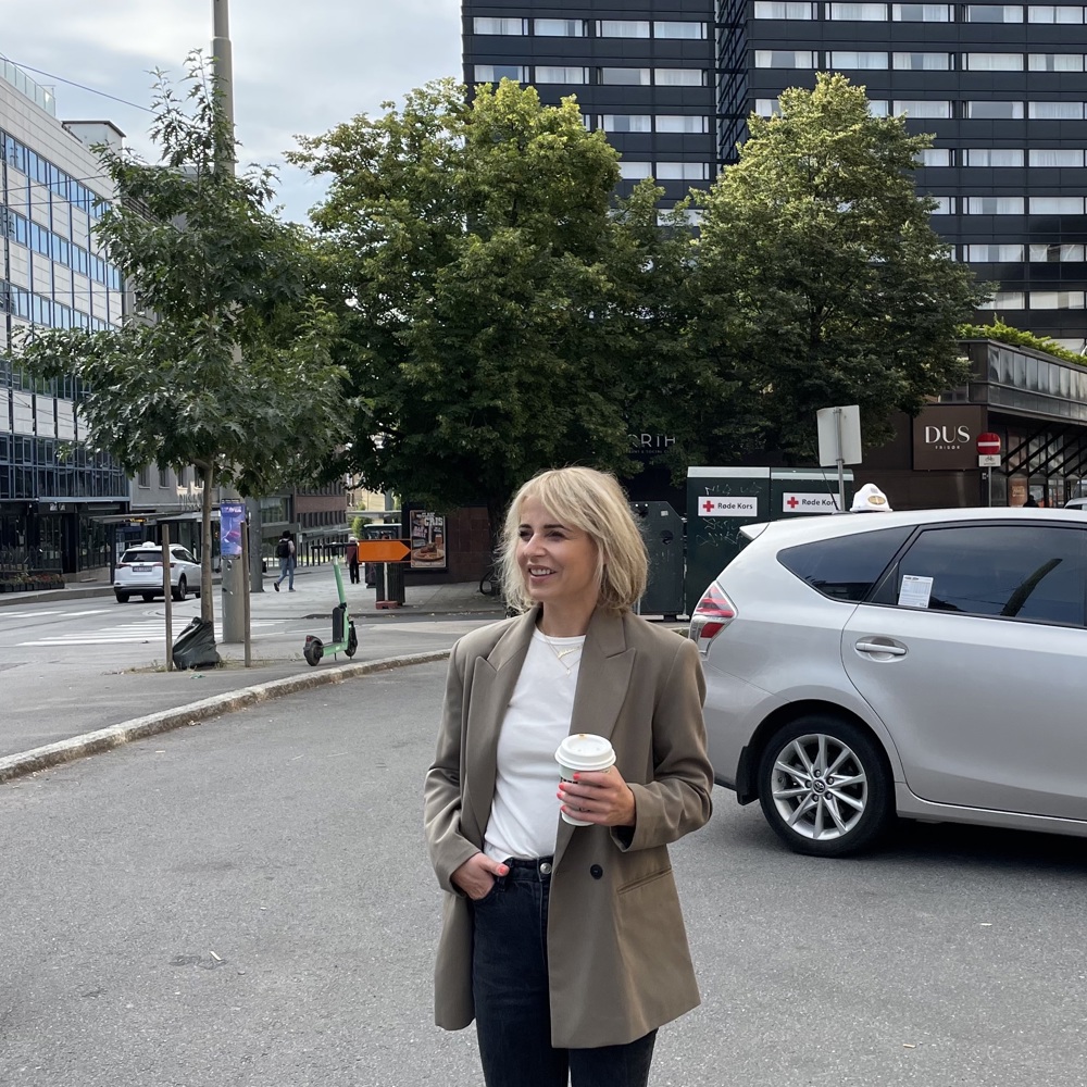 Bilde av Johanne Borthne, partner og arkitekt i det nederlandske arkitektkontoret Powerhouse Company, her utenfor SAS-hotellet i Oslo sentrum.