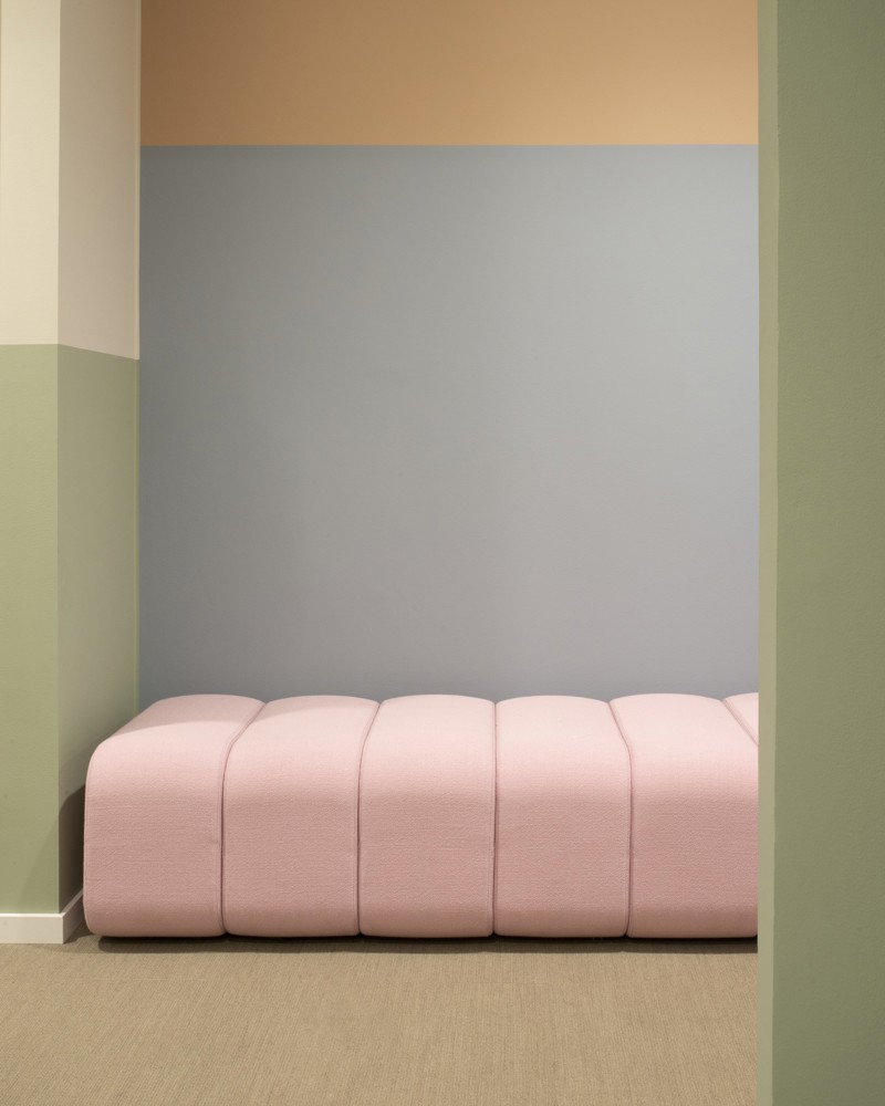 Foto av rosa sofabenk.