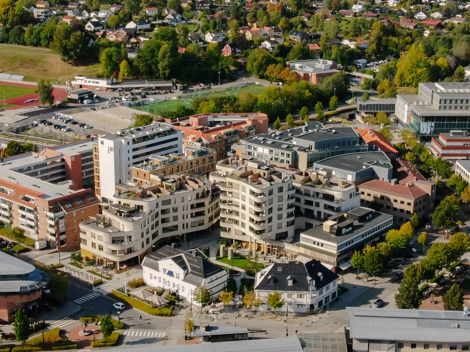 Drone foto som viser Wesselkvartalet ovenfra i omliggende kontekst.