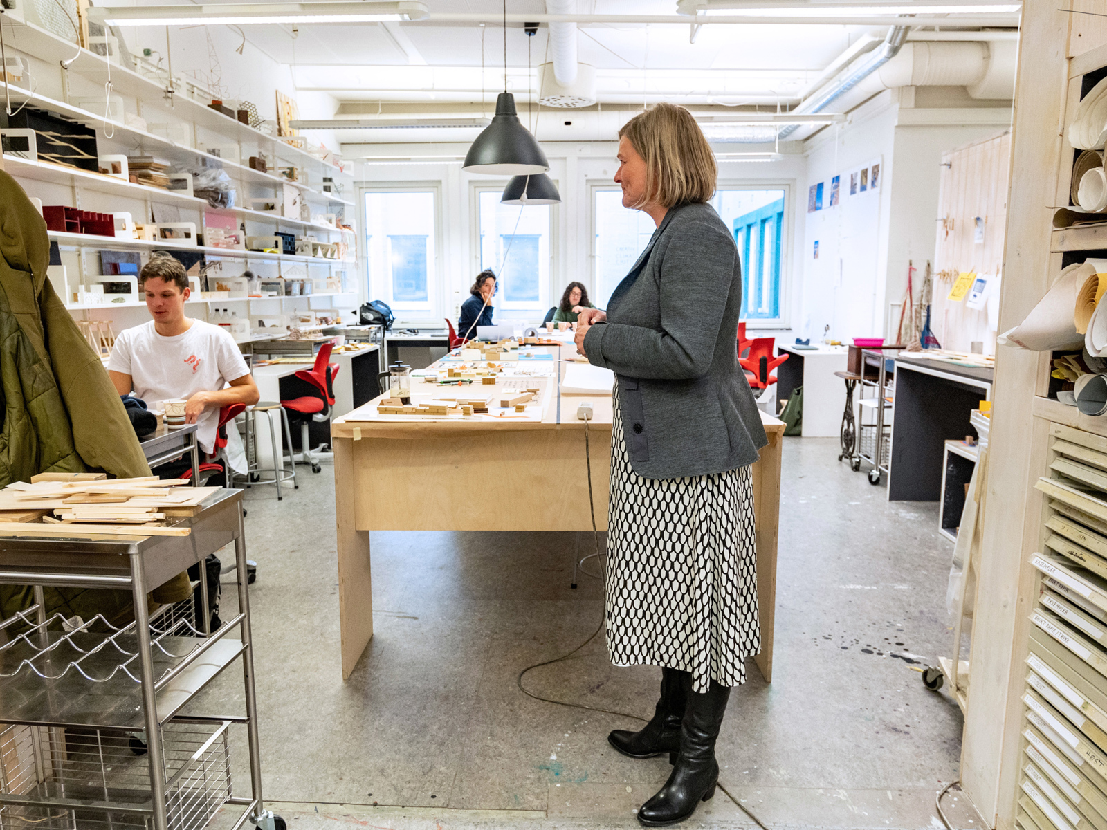 Dekan Marianne Skjulhaug i prat med arkitektstudenter. Foto.