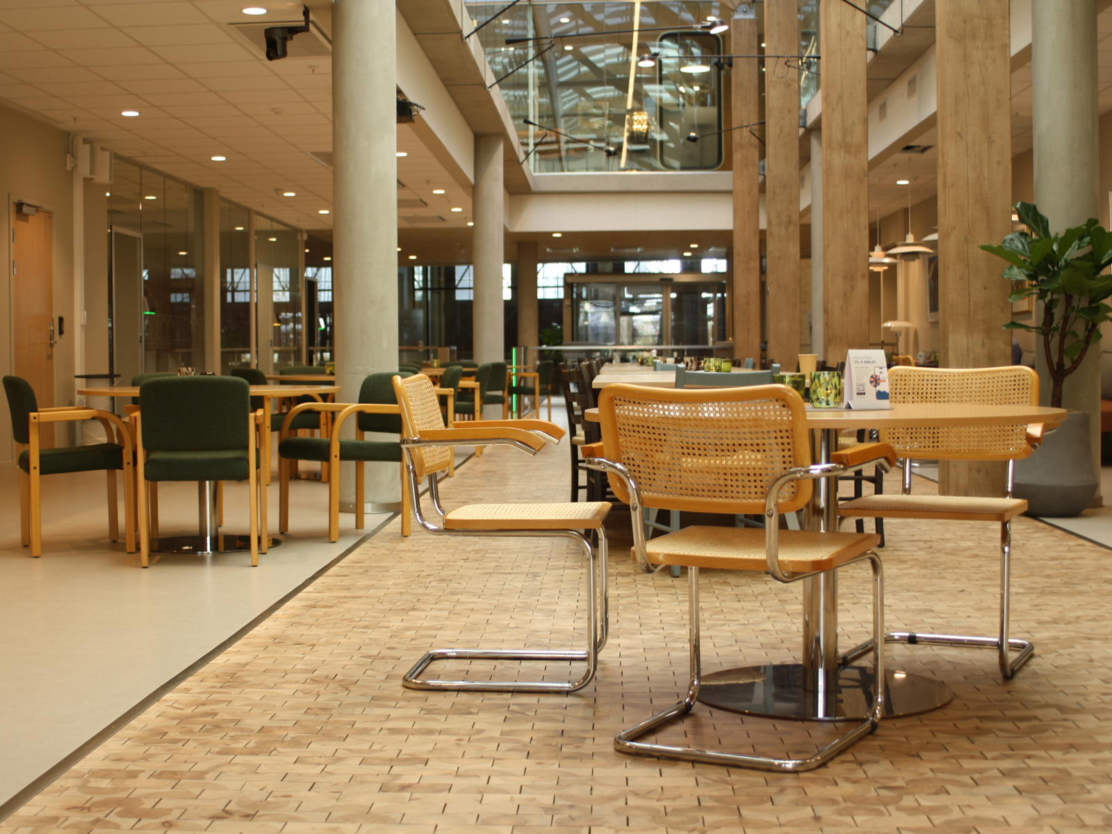 Interiør foto av sittegrupper i et større åpent rom.