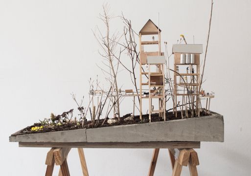 Arkitekturmodell, kvister, landskap, trehytte. Foto.