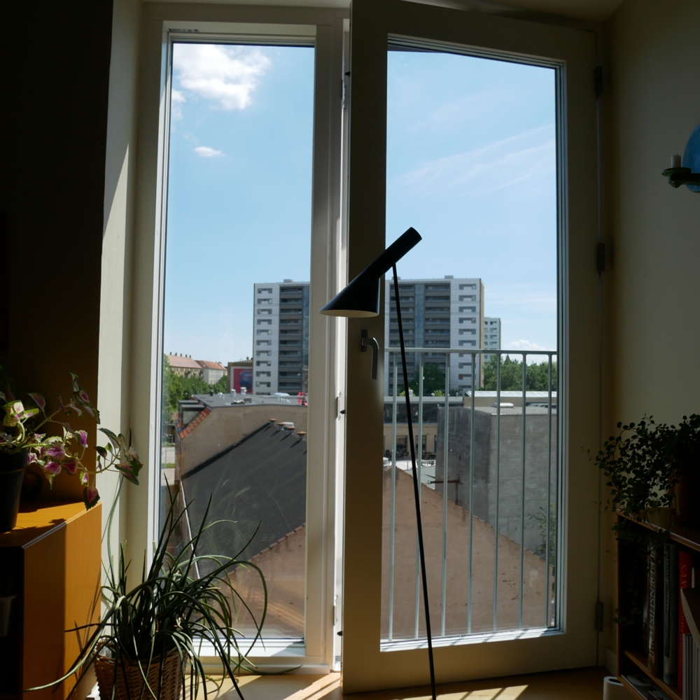 Utsikt fra Beth Kofods leilighet på Nørrebro, blokkene som synes gjennom vinduet heter Lundetoftgade, og lå inntil nylig på de såkalte «Getto-listene».