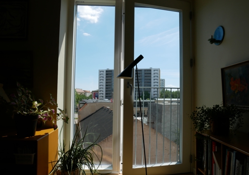 Utsikt fra Beth Kofods leilighet på Nørrebro, blokkene som synes gjennom vinduet heter Lundetoftgade, og lå inntil nylig på de såkalte «Getto-listene».