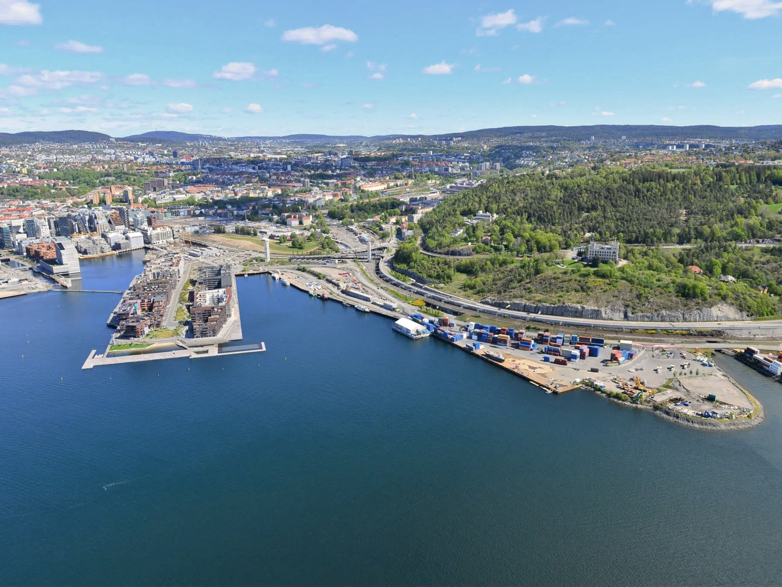 Oversiktsfoto av grønli havneområde. 