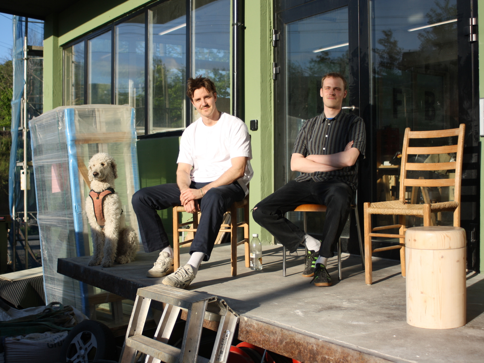 Arkitektene Ask Olsson Aabø Og Carl Daniel Romm sittende i sola utenfor Kroloftet på Etterstad i Oslo. Foto.