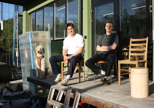 Arkitektene Ask Olsson Aabø Og Carl Daniel Romm sittende i sola utenfor Kroloftet på Etterstad i Oslo. Foto.
