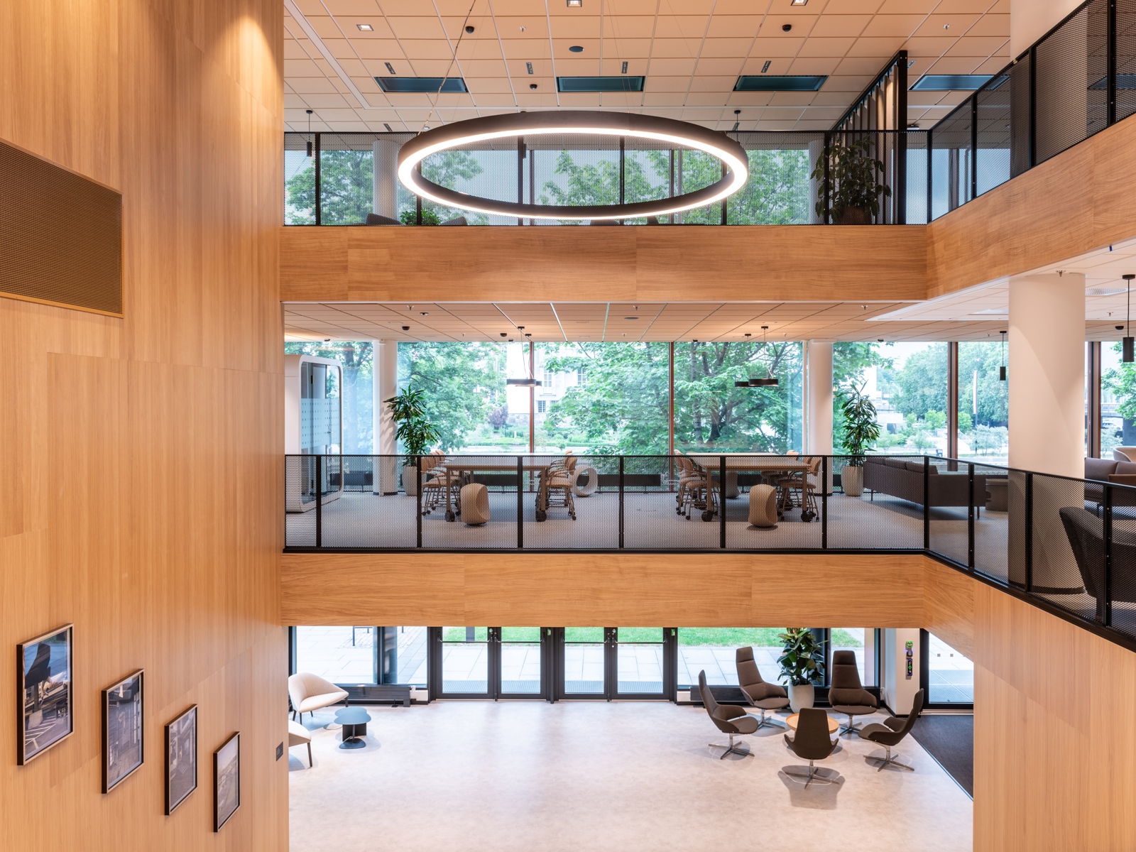 Utsikt fra amfitrapp til kontorlokaler. Interiør foto.