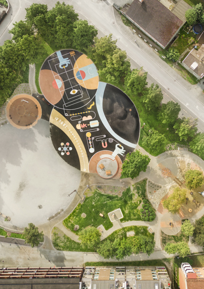 Drone foto som ser rett ned på Buranbanen aktivitetspark, mange ulike materialiteter på bakken, ulike soner og hus som omslutter parken.