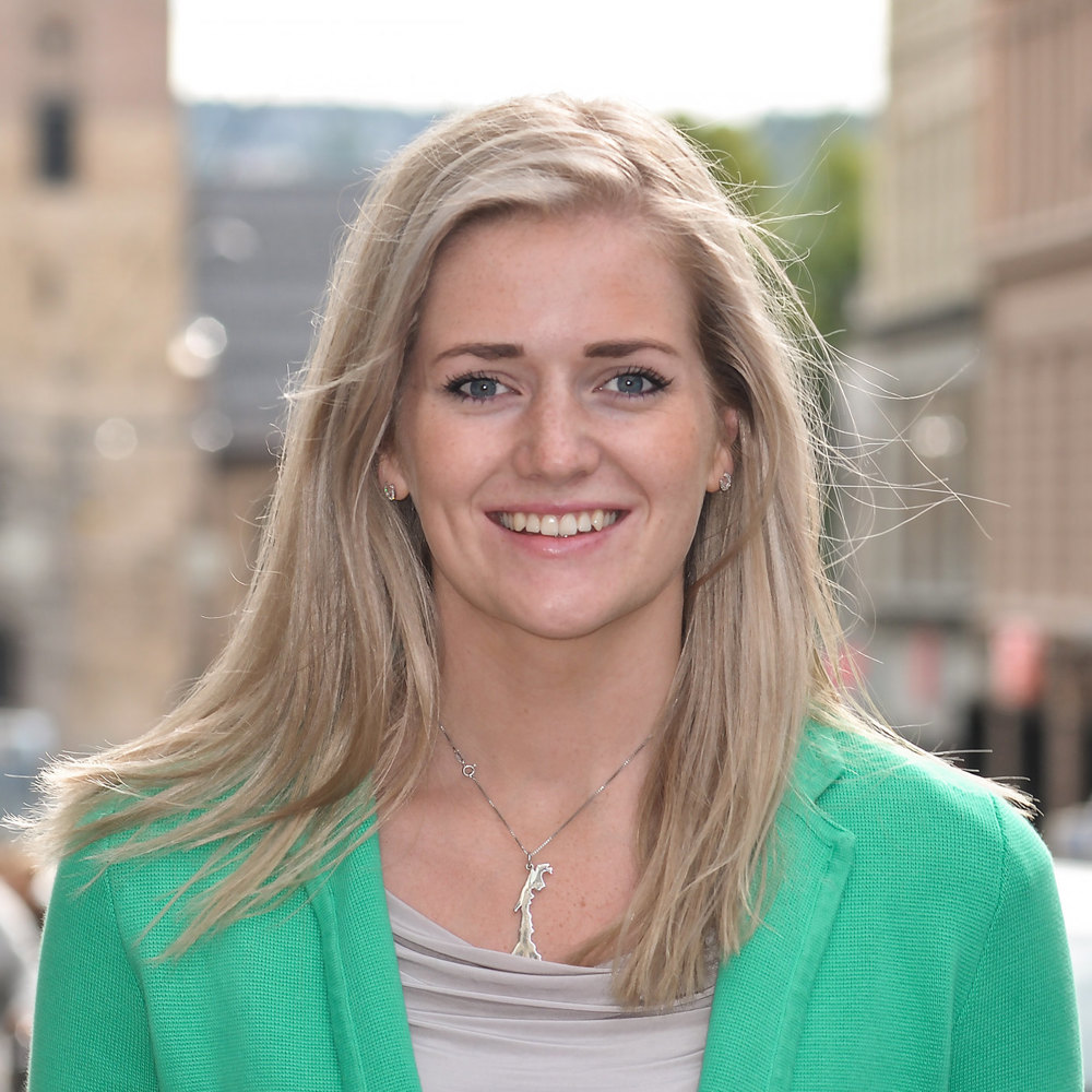 Portrettbilde av Emilie Enger Mehl utendørs i byen. Foto.