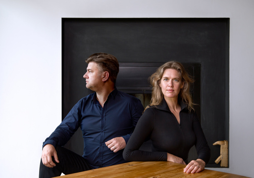Alexandre Bau og Birgitta Ralston sitter bak et bord. Foto.