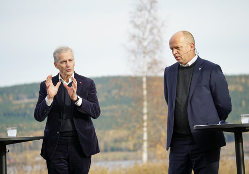 Foto av Jonas Gahr Støre og Trygve Slagsvold Vedum under en utendørs debatt.