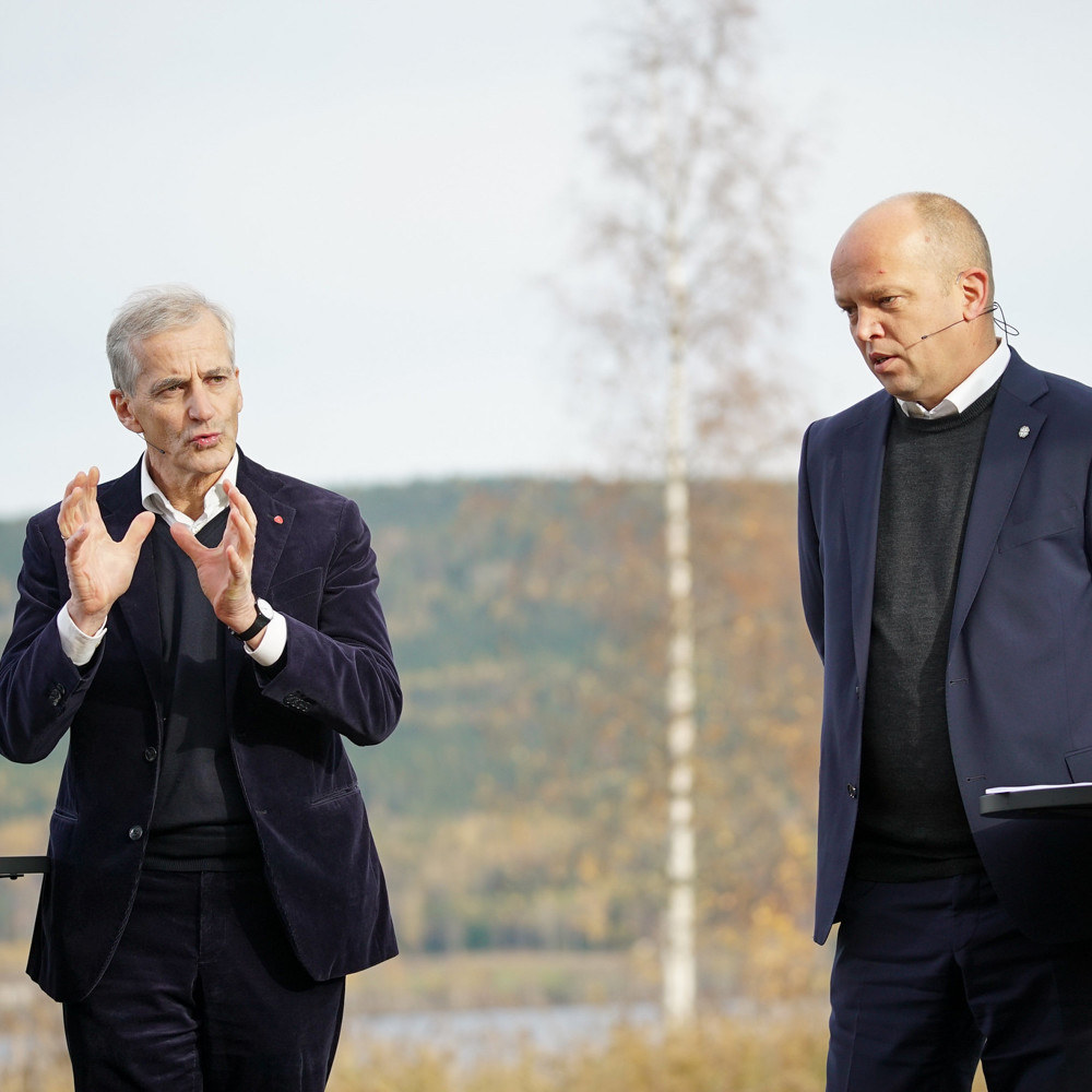 Foto av Jonas Gahr Støre og Trygve Slagsvold Vedum under en utendørs debatt.