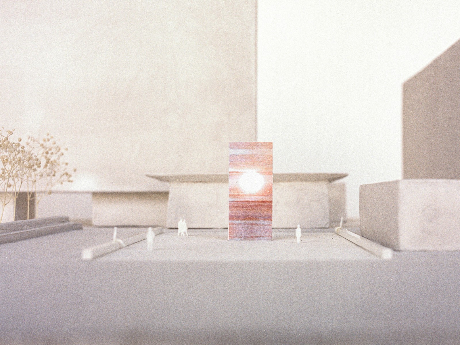 Foto av hvit arkitektur modell med en rosa skulptur i midten.