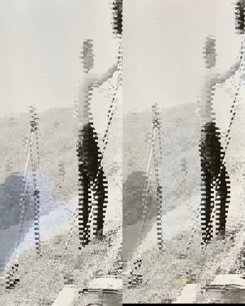 Arne Eggen som kjenner på laftetømmeret. 