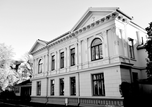 Svart-hvitt-foto av Arkitektenes hus i Josefines gate i Oslo, utvendig.