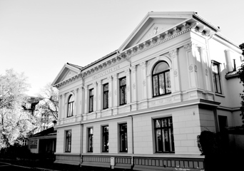 Svart-hvitt-foto av Arkitektenes hus i Josefines gate i Oslo, utvendig.