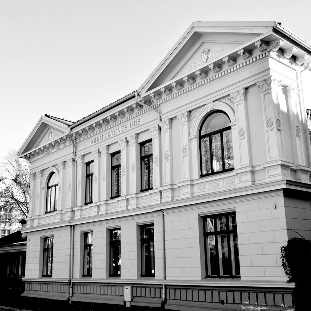 Svart-hvitt-foto av Arkitektenes hus i Josefines gate i Oslo, utvendig.