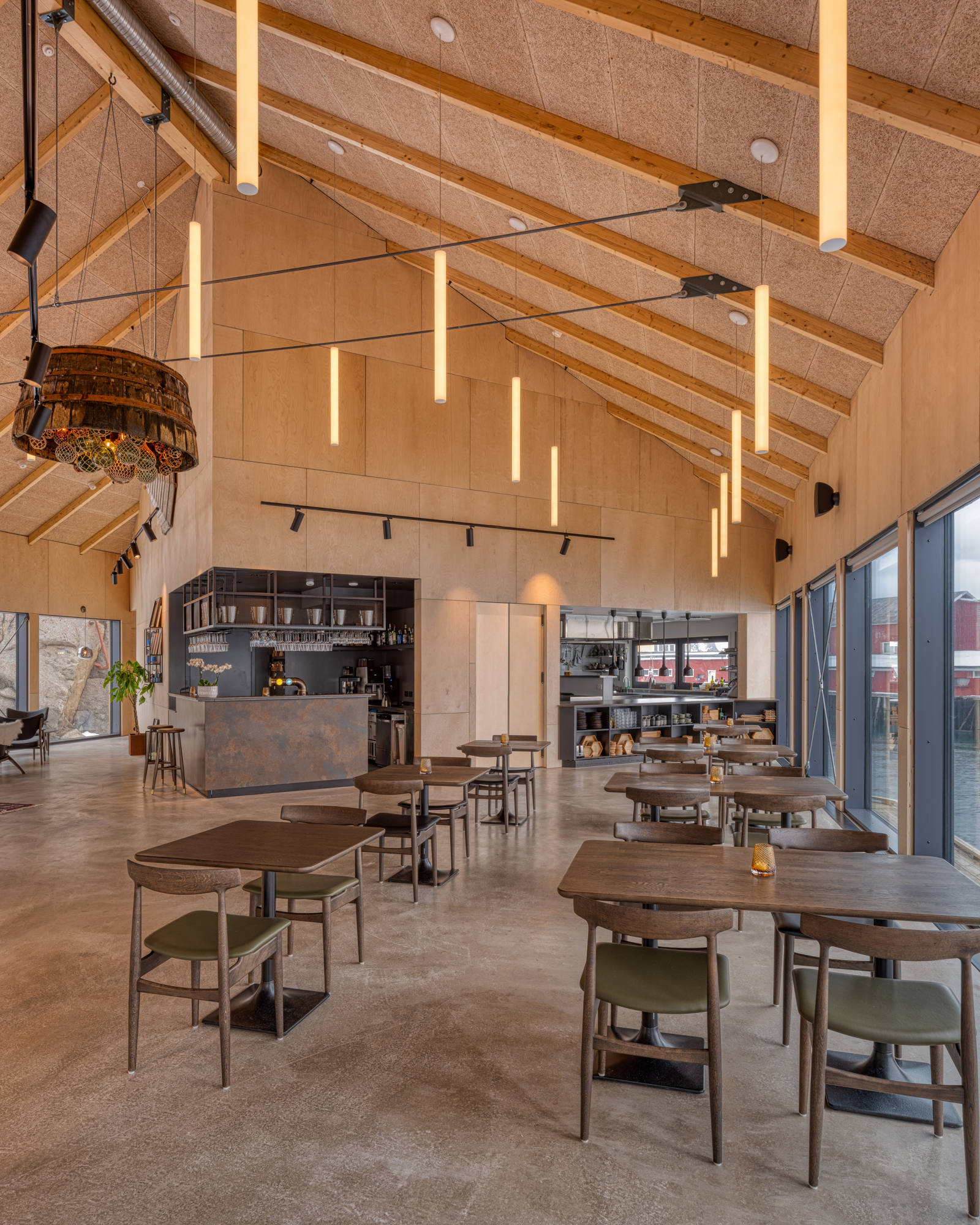 Interiør foto av en restaurant, treverk og slipt betong som materialer.