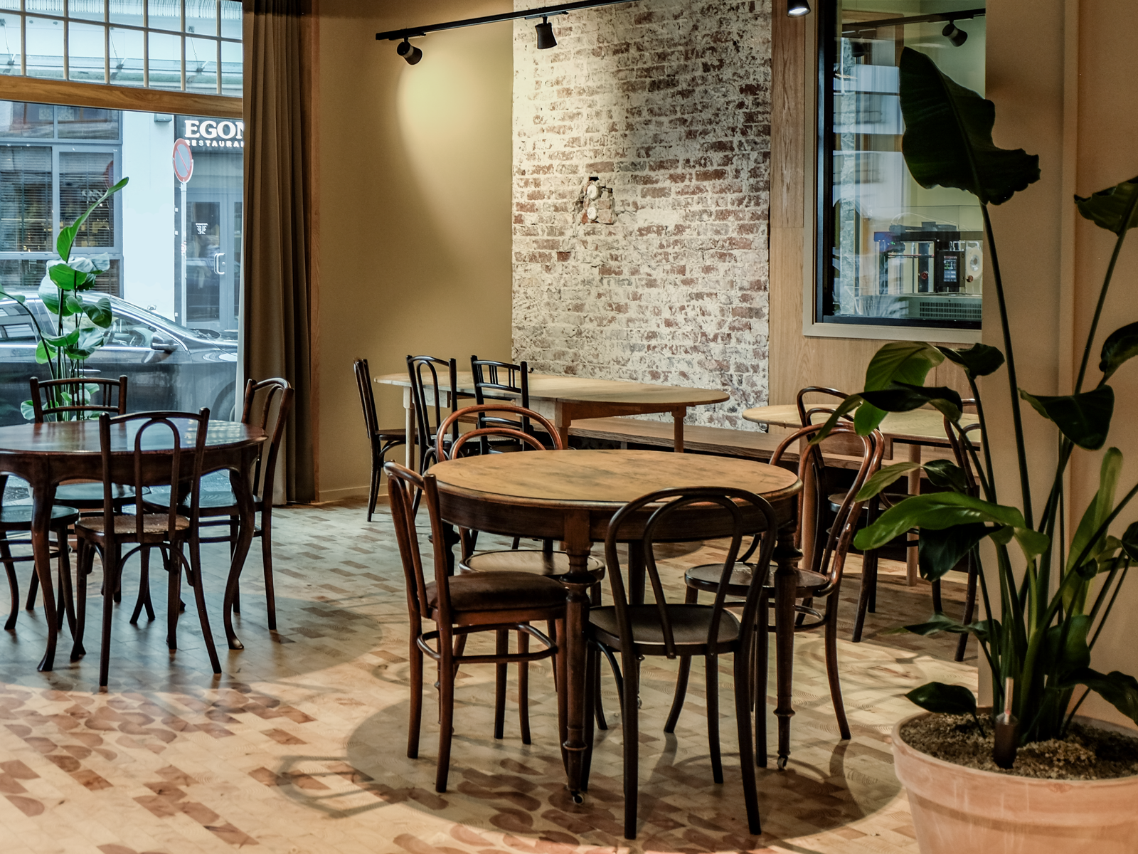 Interiør foto som viser ulike sittegrupper i et rom med en eksponert teglvegg.