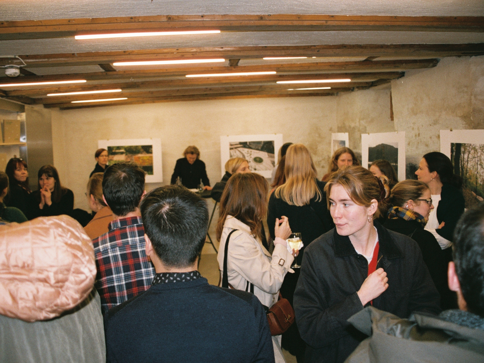 Bilde fra lansering av boken «Fem fortellinger om landskap». Lokale med mennesker i feststemning. Foto.