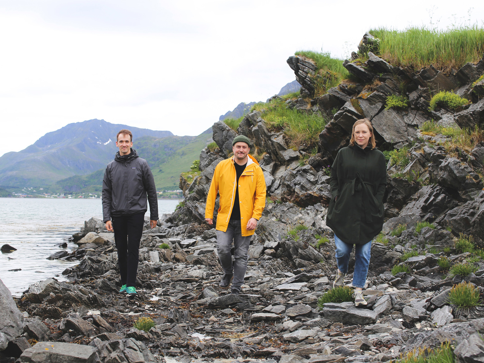 Foto av tre ansatte fra Våg Lofoten utendørs.