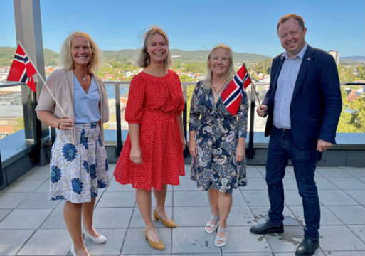 Foto av Skiensordfører Hedda Foss Five, byutviklingssjef i Skien Mette Gundersen, byutviklingssjef i Porsgrunn Ebba Friis Eriksen og porsgrunnsordfører Robin Kåss var tydelig glade for prisen fra Kommunal- og moderniseringsdepartementet. F.v: Skiensordfører Hedda Foss Five, byutviklingssjef i Skien Mette Gundersen, byutviklingssjef i Porsgrunn Ebba Friis Eriksen og porsgrunnsordfører Robin Kåss var tydelig glade for prisen fra Kommunal- og moderniseringsdepartementet.