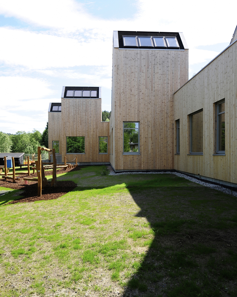 Barnehage bygget i treverk, eksteriør, hinderløype. Foto.